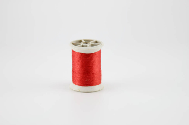 Red sewing thread Put on a white background - Valokuva, kuva