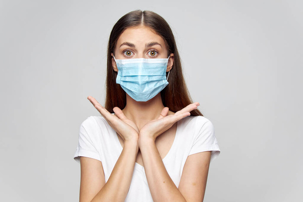 Chica máscara médica en la cara sorprendida mirada protección  - Foto, imagen
