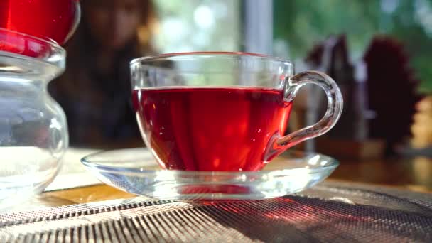 átlátszó csésze tea áll az asztalon - Felvétel, videó