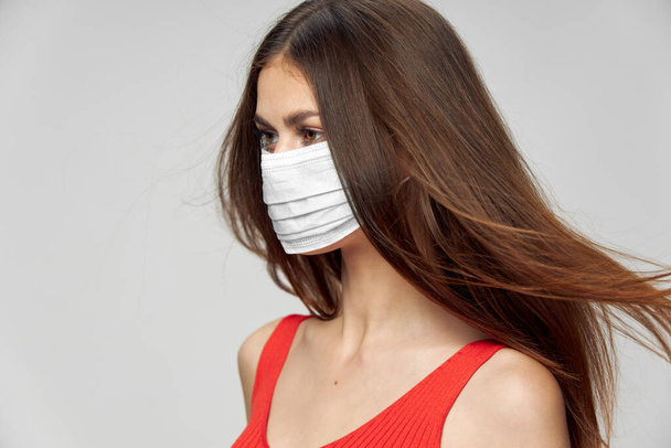Vrouw met medisch masker wit t-shirt zijaanzicht  - Foto, afbeelding