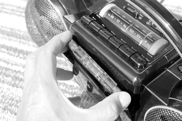 Vintage φορητό ραδιόφωνο για κασέτες ήχου για να ακούσετε μουσική - Φωτογραφία, εικόνα