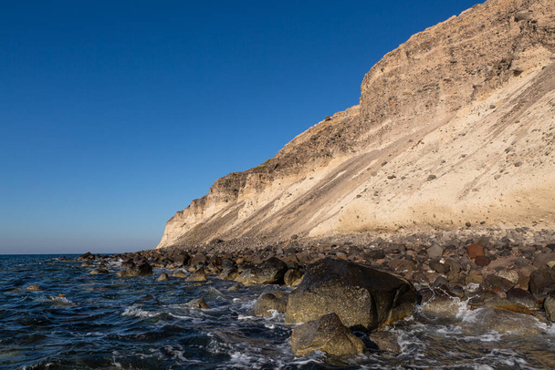αμμόπετρα ακτή στη Σαντορίνη από την ηλιόλουστη μέρα - Φωτογραφία, εικόνα