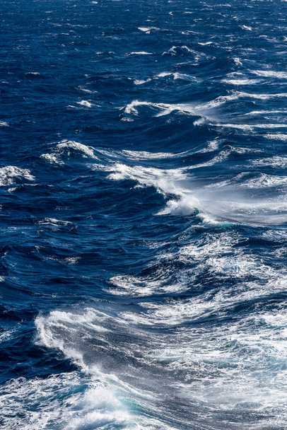 белые волны в голубом Средиземном море - Фото, изображение