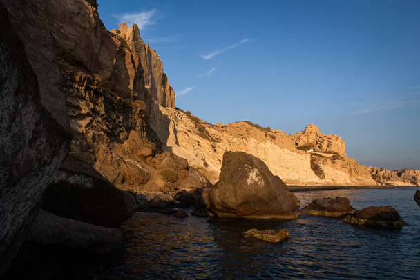 acantilados y rocas de la isla santorini - Foto, Imagen