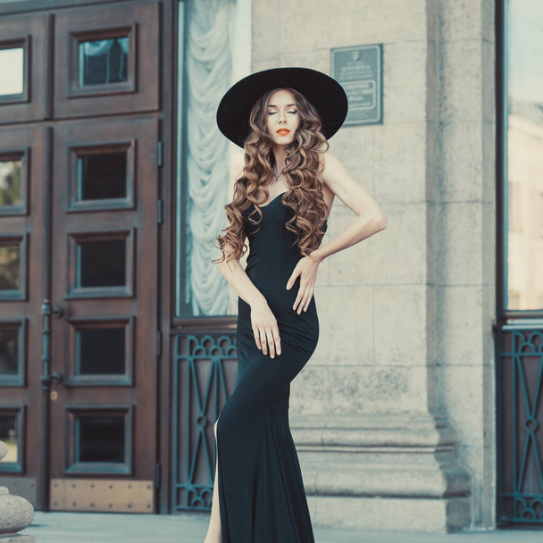 Ουκρανή κοπέλα με μαύρο φόρεμα σε εξωτερικό χώρο με καπέλο - Φωτογραφία, εικόνα