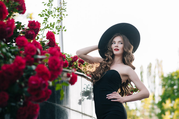 Ukrainienne fille dans une robe noire à l'extérieur dans un chapeau - Photo, image
