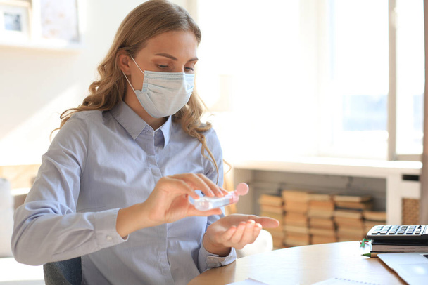 Woman using sanitizer hand gel. Hand hygiene coronavirus protection - Foto, afbeelding