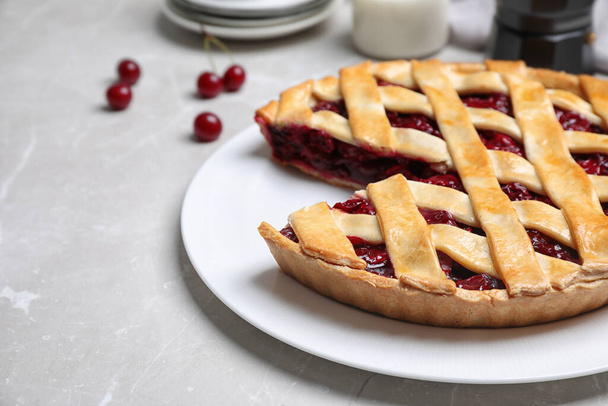 Delicious fresh cherry pie on light grey marble table - Foto, immagini