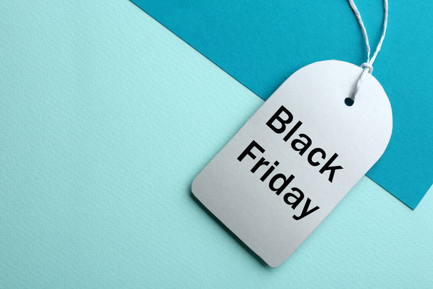 Top view of blank tag on color background, space for text. Black Friday concept - Foto, afbeelding