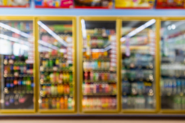 supermercado tienda de conveniencia refrigeradores con botellas de refresco en estantes fondo difuminado abstracto - Foto, imagen