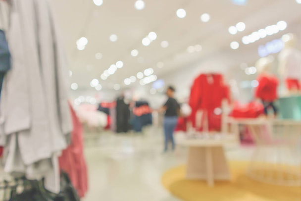 Nő divatos butik ruhaüzlet kirakati kijelző bevásárlóközpont elmosódott háttér - Fotó, kép