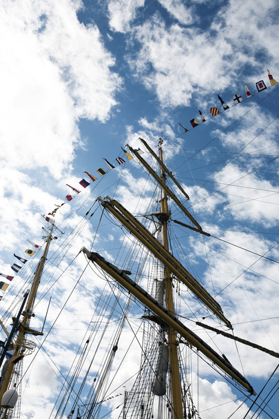 mastros de navio e céu
 - Foto, Imagem