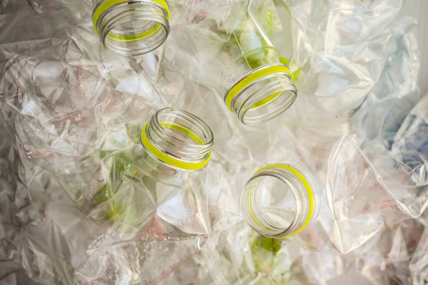 Frascos de plástico triturado para reciclar fondo abstracto - Foto, Imagen