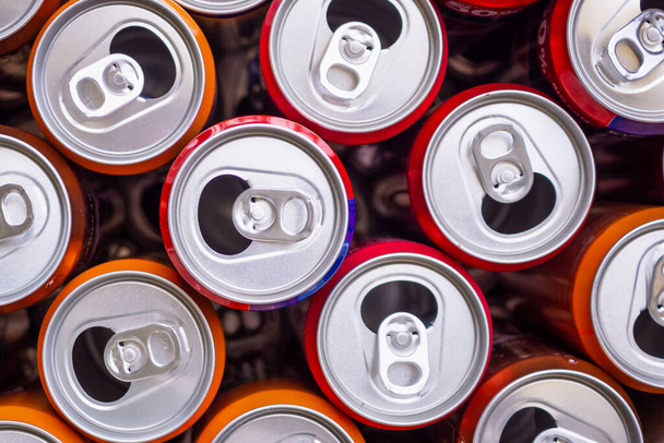 Concepção de fundo de reciclagem de latas de bebida de alumínio vazio, vista superior close-up - Foto, Imagem