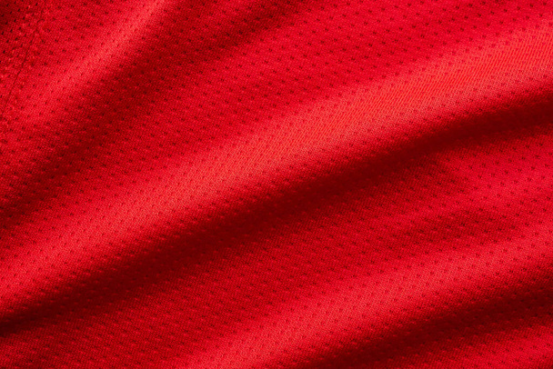 Roter Stoff Sportbekleidung Fußballtrikot mit Air Mesh Textur Hintergrund - Foto, Bild