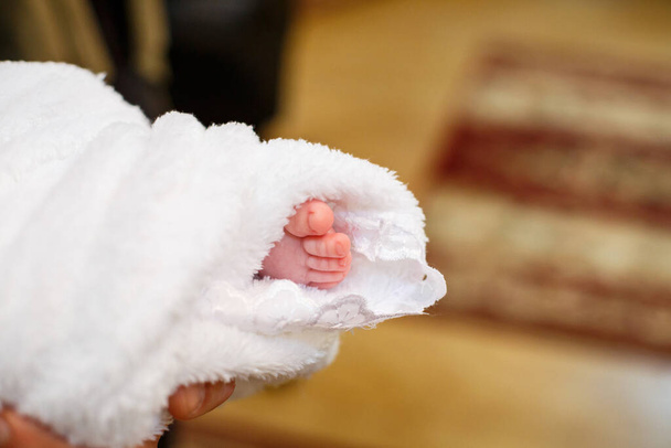 bonitinho pequenos pés de bebê à tarde - Foto, Imagem