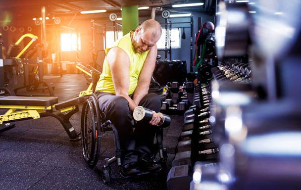 Disabled man training in the gym of rehabilitation center - Foto, Imagen