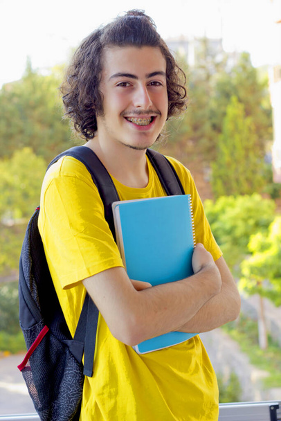 portrét pohledného mladého muže zpět do školy - Fotografie, Obrázek