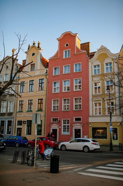 Gdansk, Poland - April 17, 2019: Old street, typical decorative medieval tenement houses in Gdansk - Foto, immagini