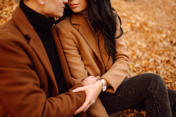 Lovely couple having fun together in the autumn forest. Fashion couple enjoying autumn weather. Fashion, lifestyle and autumn mood. - Foto, imagen