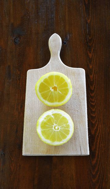 Mitades de limón en una tabla de madera - Foto, imagen