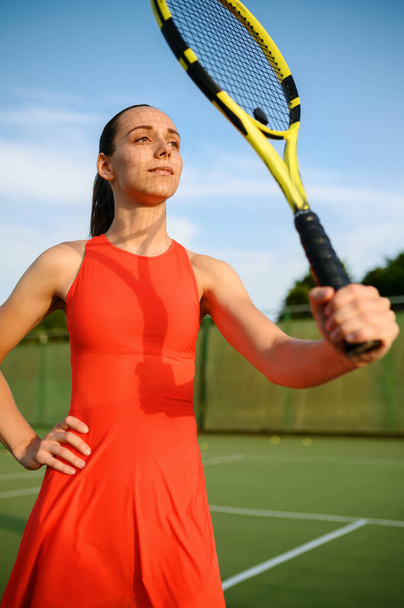 Atractiva jugadora de tenis con raqueta en pista al aire libre. Estilo de vida saludable activo, competición de juegos deportivos, entrenamiento de fitness con raqueta - Foto, Imagen