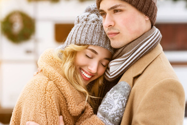 冬の間に彼女のボーイフレンド胸にもたれてロマンチックな女の子日付屋外 - 写真・画像