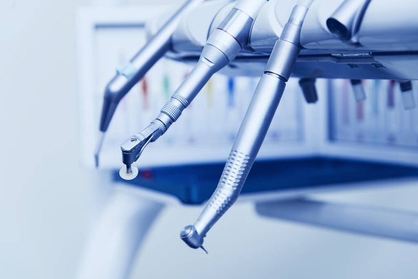 Fúró - csiszoló eszköz a fogorvos egy fogorvosi rendelőben. Fogászati berendezések bezárása. - Fotó, kép