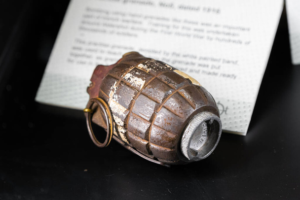Una granada británica de la Segunda Guerra Mundial en exhibición en un museo. Viejo y oxidado  - Foto, imagen