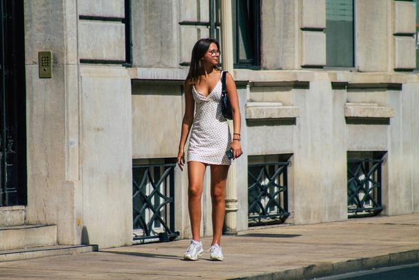 Реймс Франция 12 сентября 2020 Вид неопознанных туристов, посещающих и идущих по улицам Реймса, несмотря на пандемию коронавируса, поражающую Францию - Фото, изображение