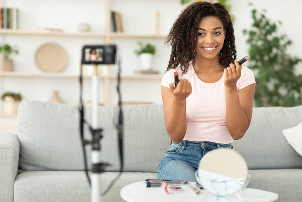 Menina negra fazendo maquiagem vídeo tutorial para beleza Blog Indoor - Foto, Imagem