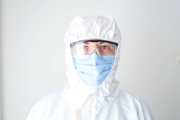 Young doctor wearing a protective suit. professional doctor. - Foto, afbeelding