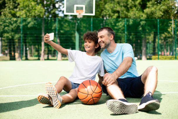 Glücklicher Vater und Sohn machen Selfie mit Smartphone - Foto, Bild