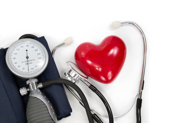 Bloeddrukmeter met hart en stethoscoop - Foto, afbeelding
