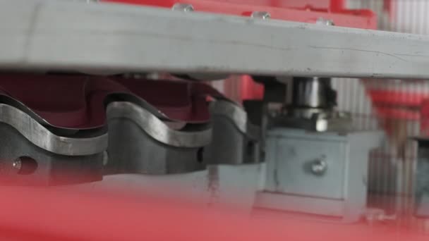 Maszyna do formowania blachy w nowoczesnej fabryce wyrobów metalowych. - Materiał filmowy, wideo