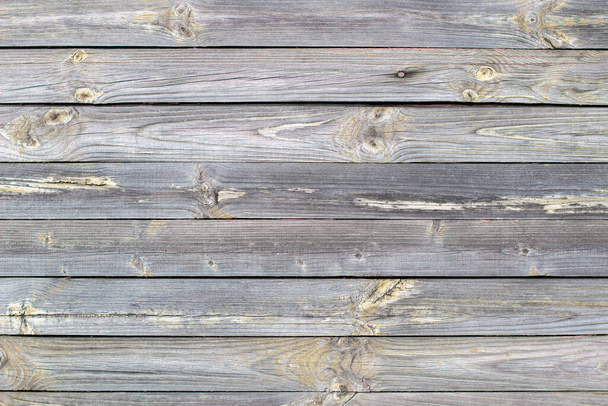 Eski tahtalardan yapılmış ahşap bir arka plan. Düz işlenmiş tahtalardan yapılmış eski bir ahşap çitin dokusu. Düğümlü eski tahtalardan yapılmış ahşap çitler. Arkaplan tasarımı - Fotoğraf, Görsel