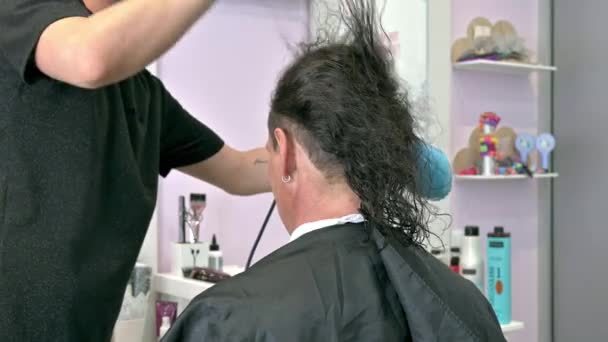 hair dryer men in beauty salon - Footage, Video