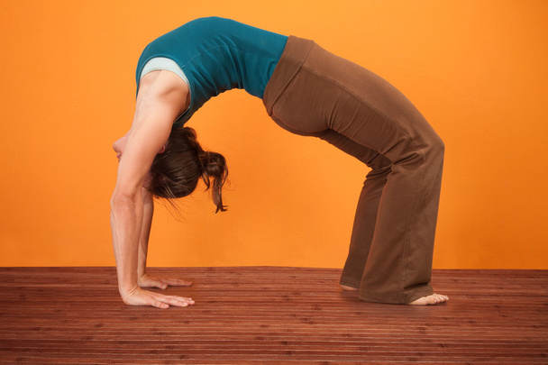 Urdhva Dhanurasana Yoga Pose - Fotoğraf, Görsel