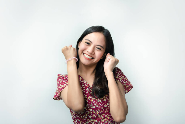 Азиатская красивая женщина в китайском стиле cheongsam большое счастье радостно и да жест успеха с радостью и улыбкой в концепции успеха, победитель, успешный или взволнованный - Фото, изображение