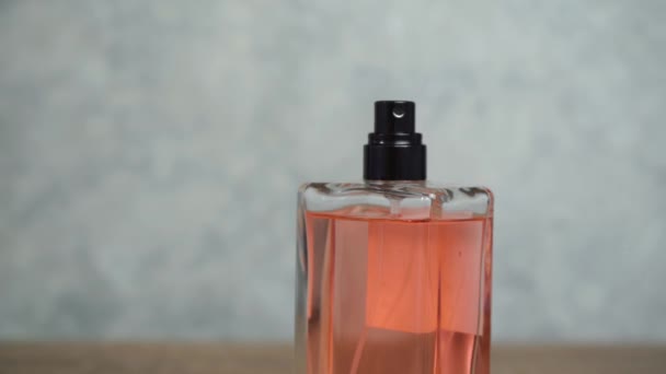 bouteille de parfum en verre rose. le concept d'autogestion - Séquence, vidéo