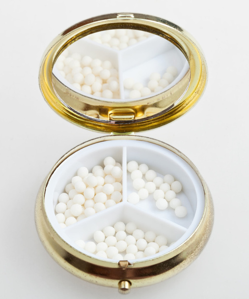 caja de pastillas con bolas de homeopatía de azúcar
 - Foto, Imagen