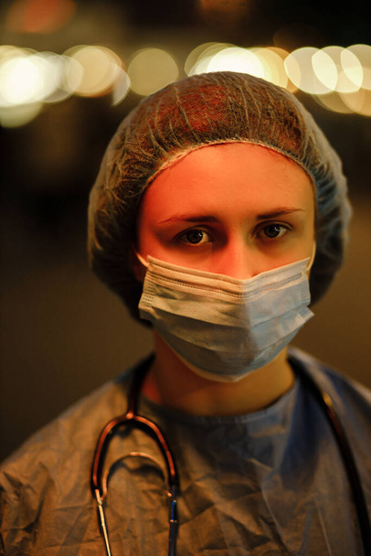 Вымотанный доктор на открытом воздухе в маске и кепке - Фото, изображение