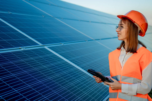 Inspector Engineer Woman Holding Digital Tablet Working in Solar Panels Power Farm, Photovoltaic Cell Park, Green Energy Concept. - Foto, immagini