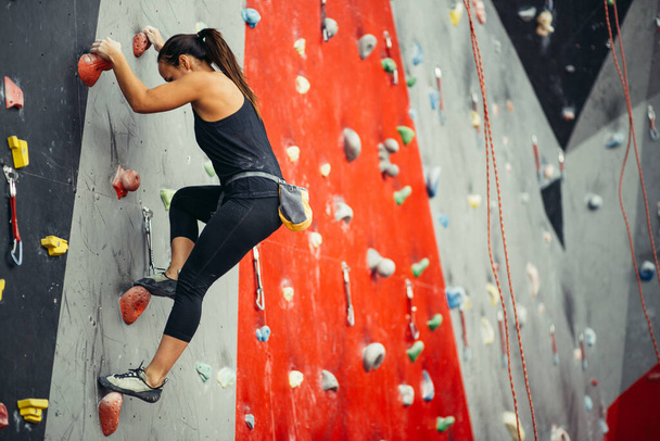 teenage girl in a free climbing wall - Φωτογραφία, εικόνα