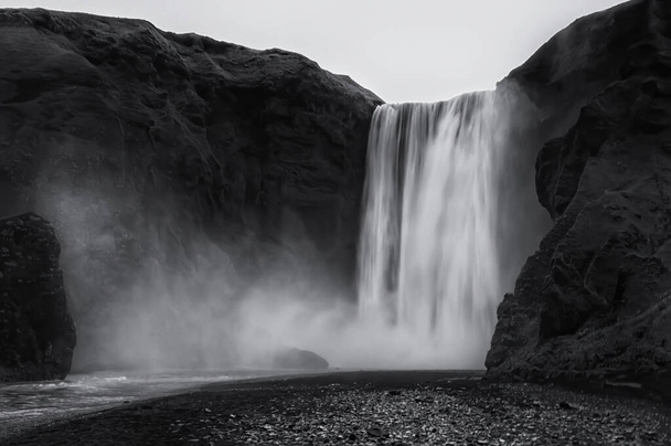 A Skogafoss vízesés fekete-withe, Izland. A Skogafoss az egyik legnagyobb vízesés az országban, szélessége 25 méter (82 láb) és egy csepp 60 méter (200 láb))  - Fotó, kép