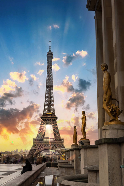 Coucher de soleil à la tour Eiffel avec statues à Paris - Photo, image