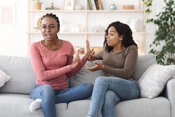 Deux filles afro-américaines se battant à la maison - Photo, image