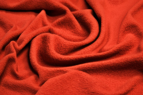 Dalgalı kırmızı yün kumaş. Buruşuk kumaş. Yünlü şal. - Fotoğraf, Görsel