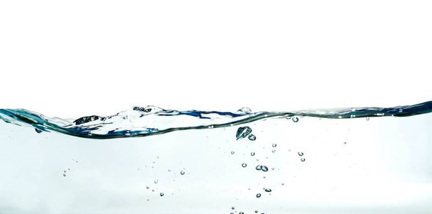 Salpicadura de ola de agua abstracta aislada sobre fondo blanco. - Foto, Imagen