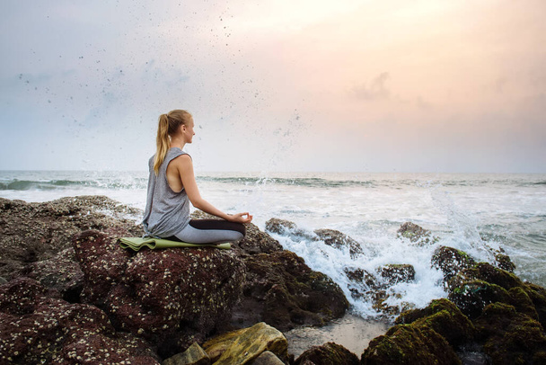 Mladá žena na pláži cvičení jóga na pobřeží - Fotografie, Obrázek